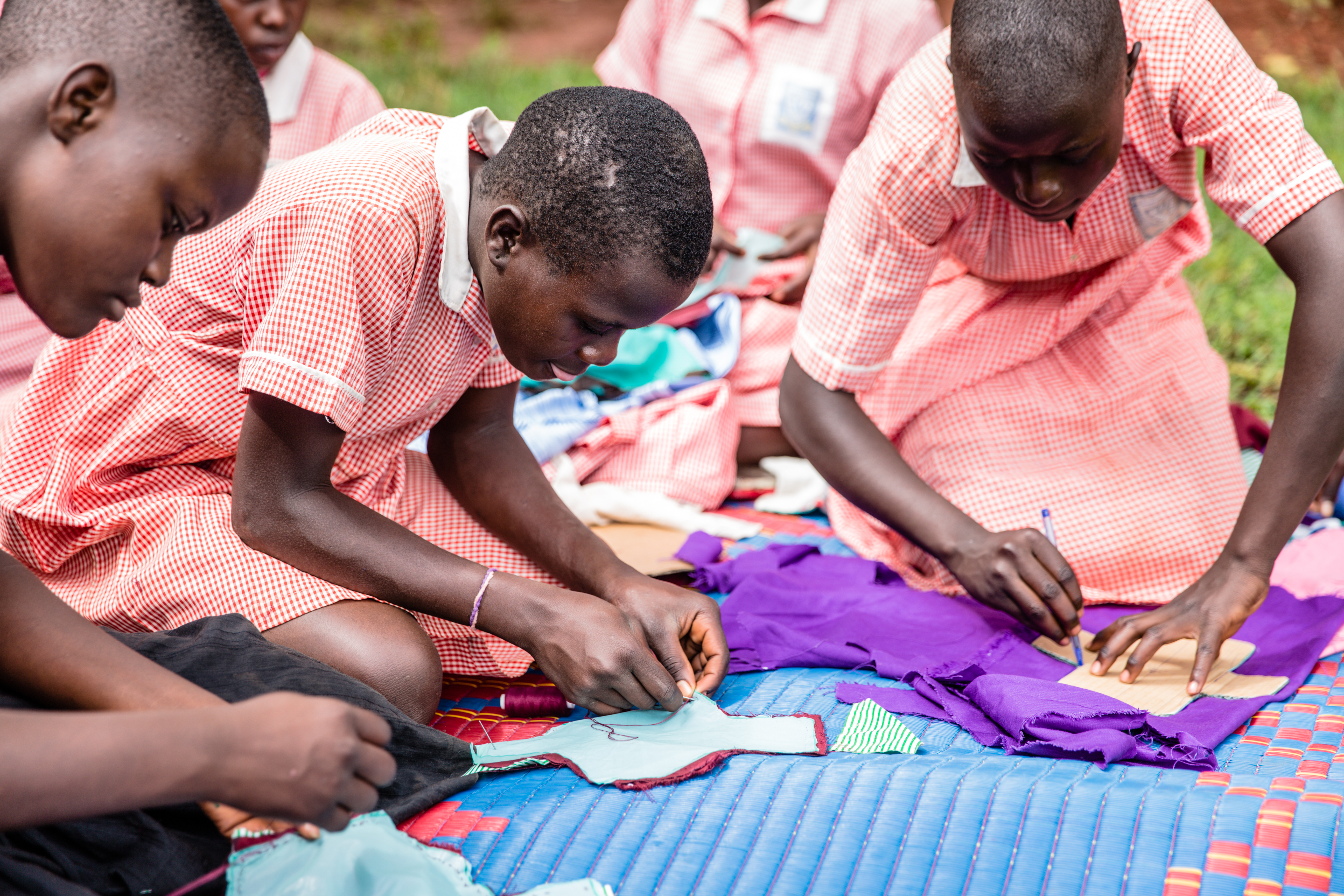 Meiden maken uitwasbaar maandverband Uganda