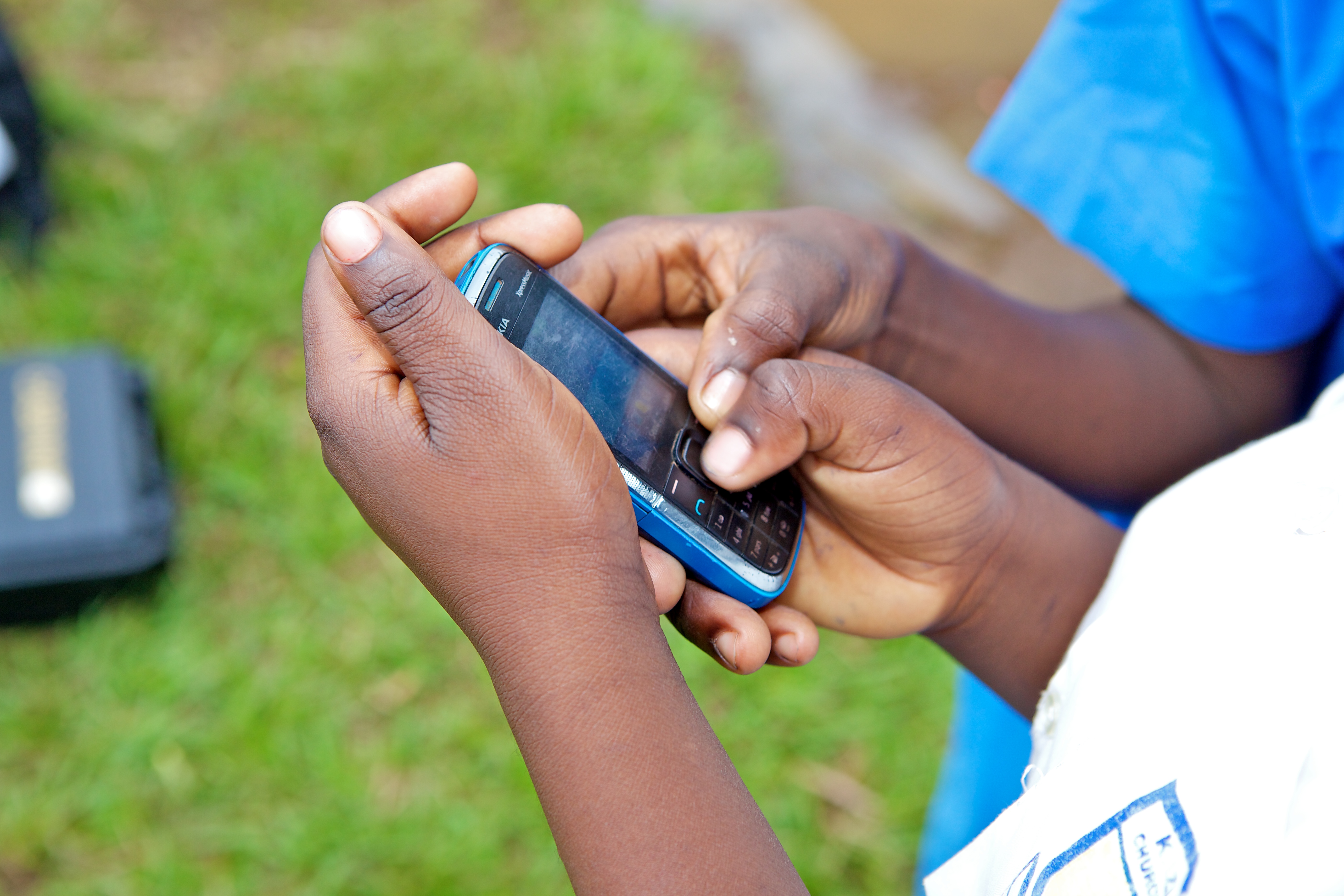 kids using phone 