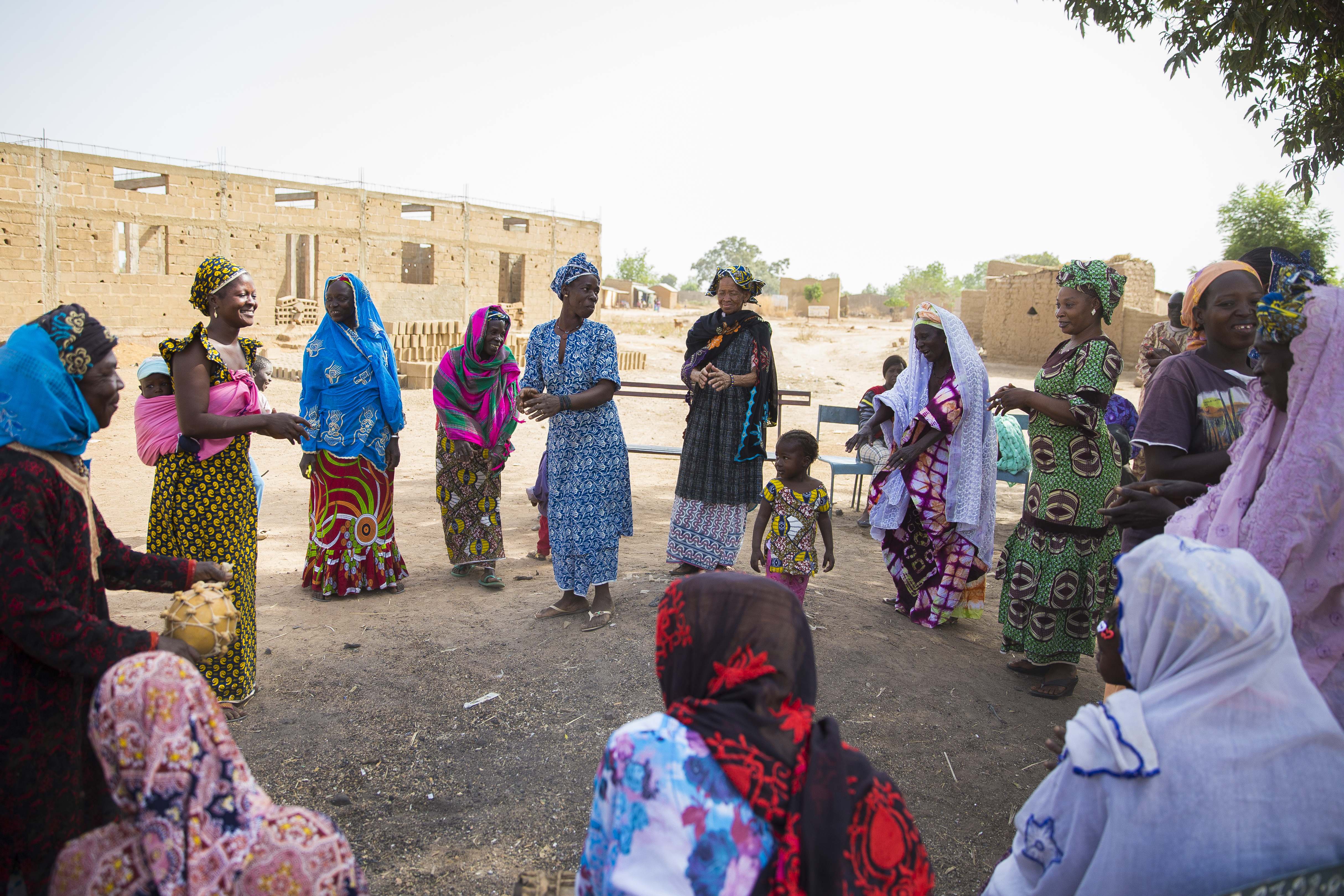 voorlichting over meisjesbesnijdenis in Mali llvy Njiokiktjien