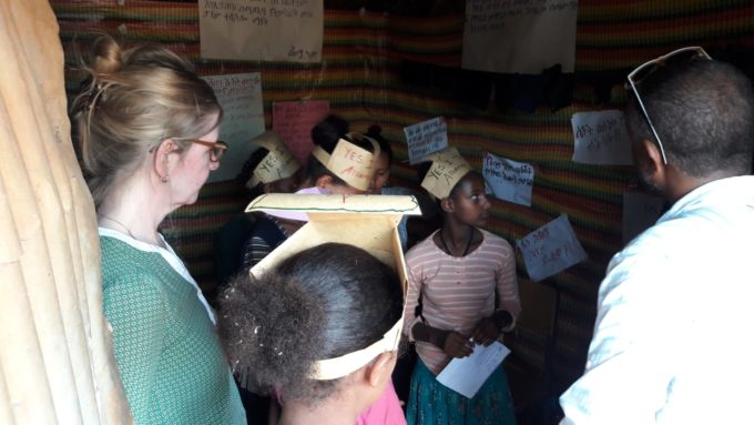 Monique bezoekt een klas in Ethiopie
