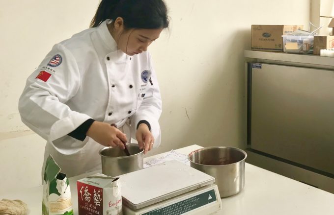 Yang Xue doet de bakkersopleiding