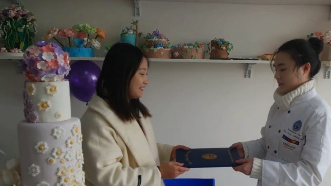 Yang Xue krijgt haar diploma