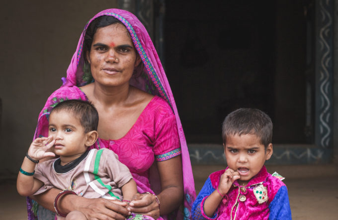 vrouw met twee kinderen in India