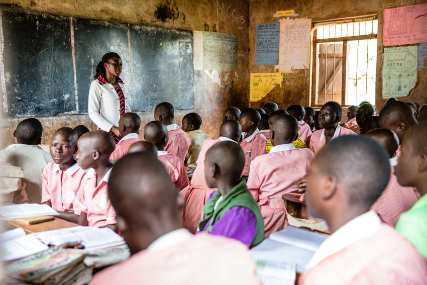Meisjes in de klas in Uganda