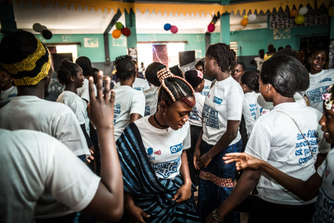 besneden en onbesneden meisjes zingen samen in Guinee