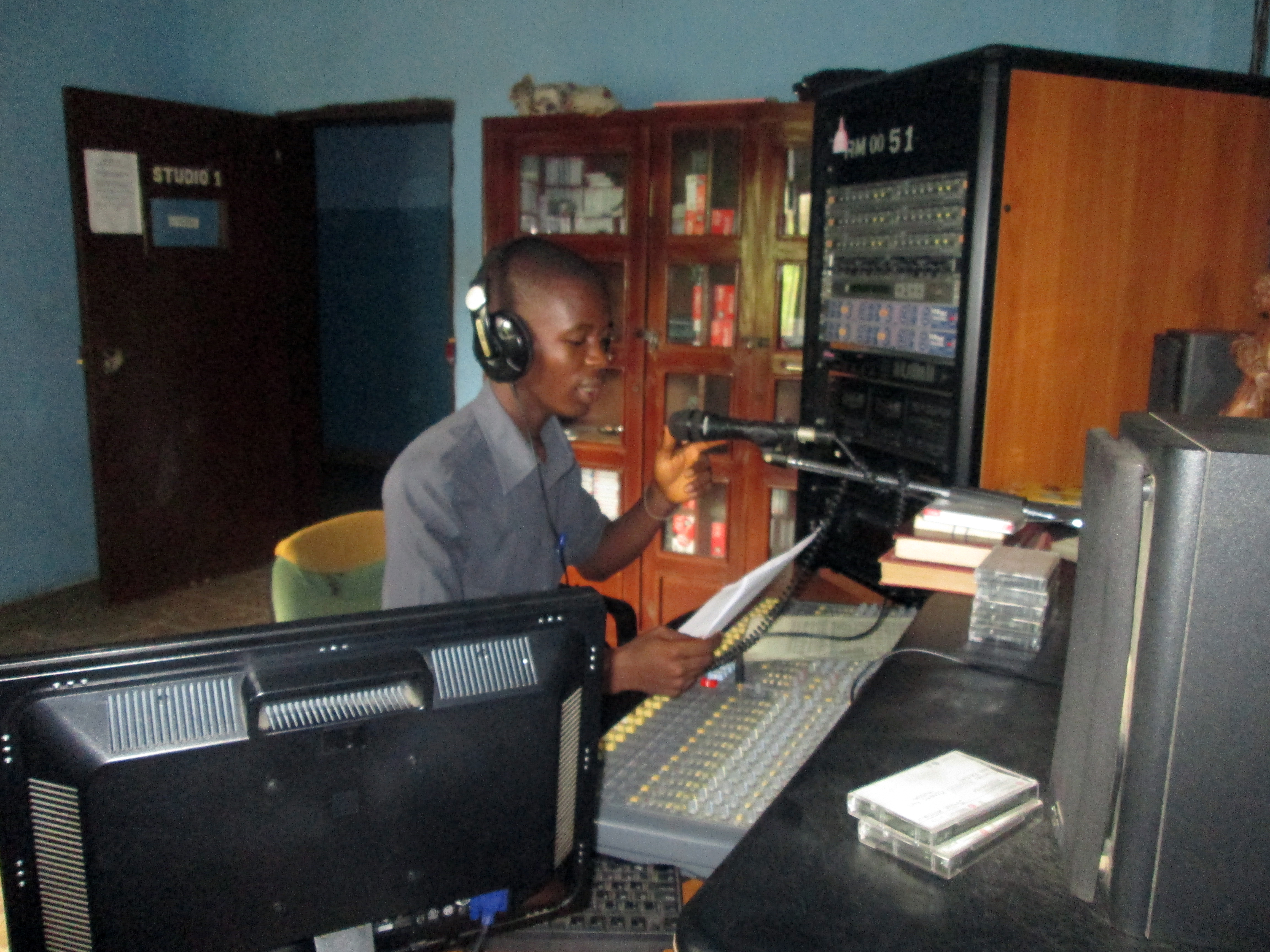 jongen in radio studio in Sierra Leone