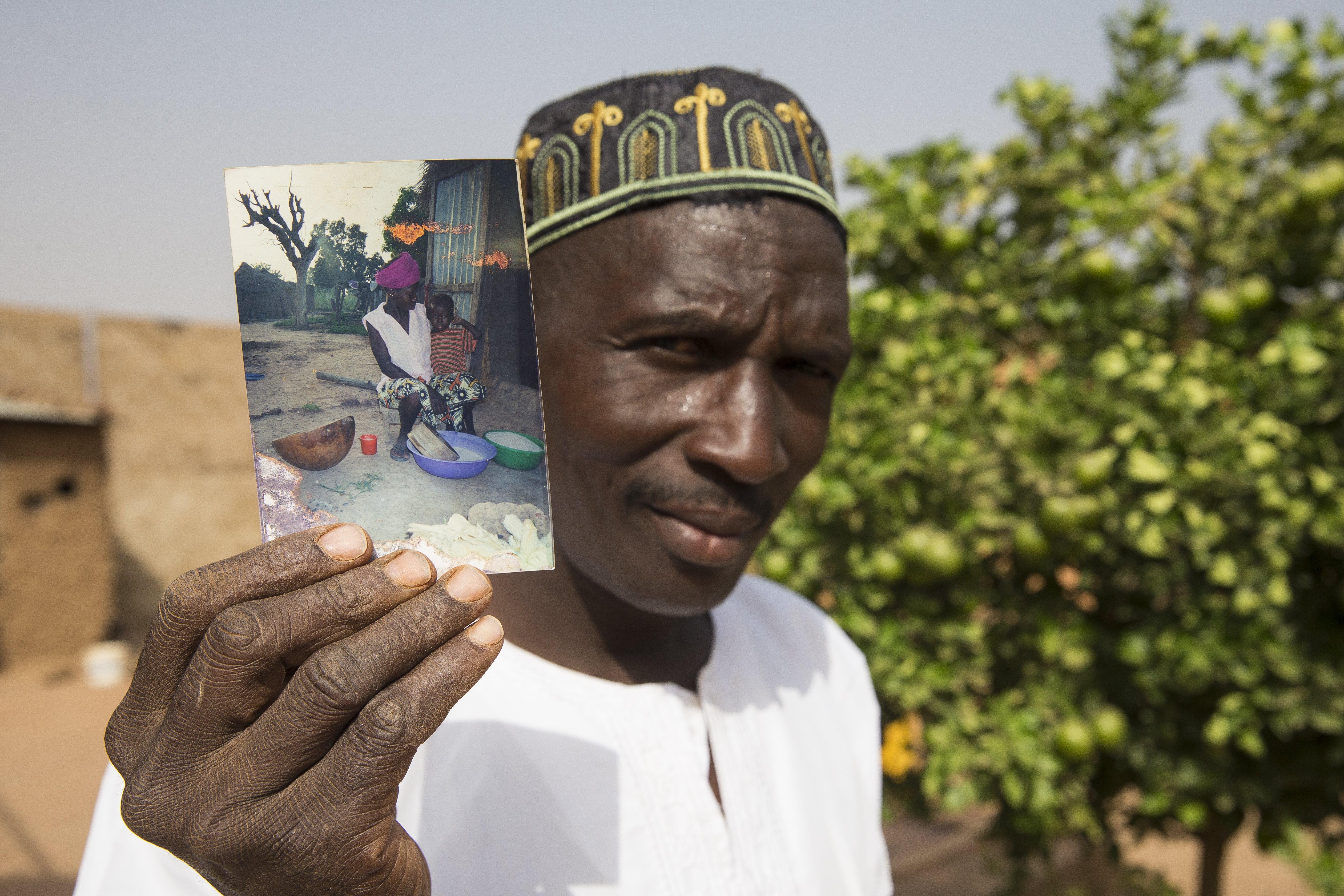 man met foto van overleden dochter in Mali