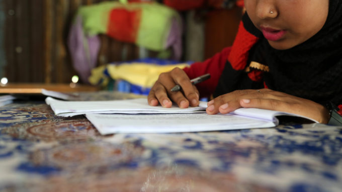 meisje Bangladesh studeert