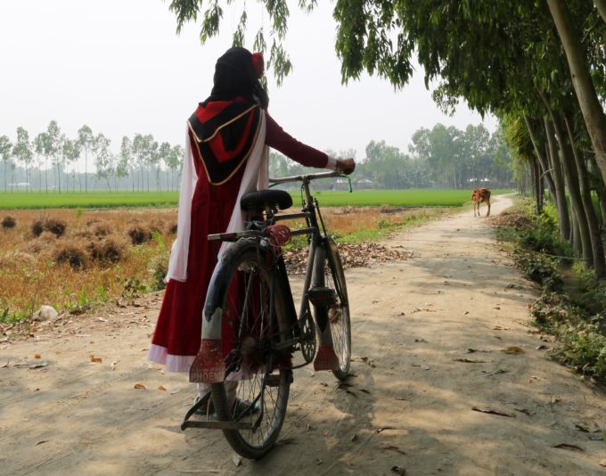 Meisje in Bangladesh met fiets