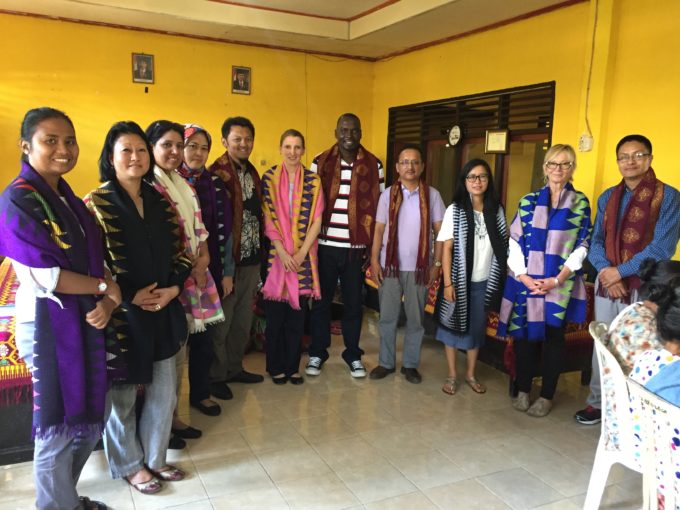 mensen in gemeentehuis Lombok