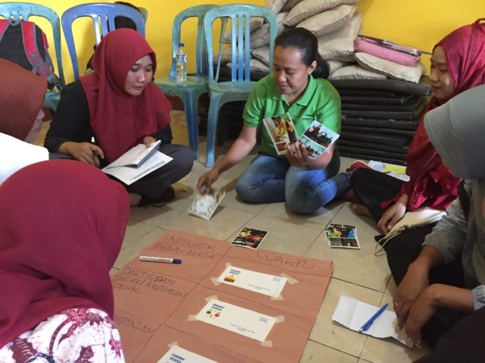 vrouwen tijdens oefening in Lombok