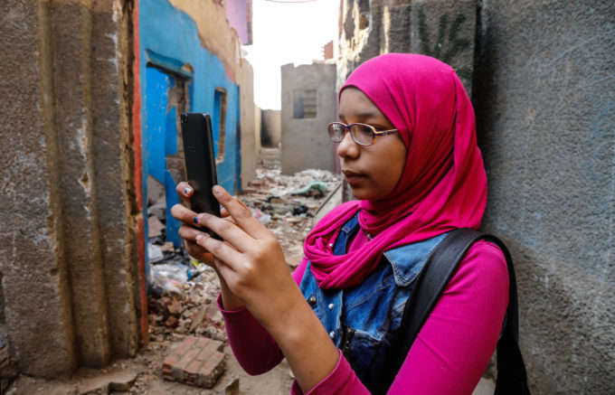 Meisje op straat met mobiele telefoon in Cairo