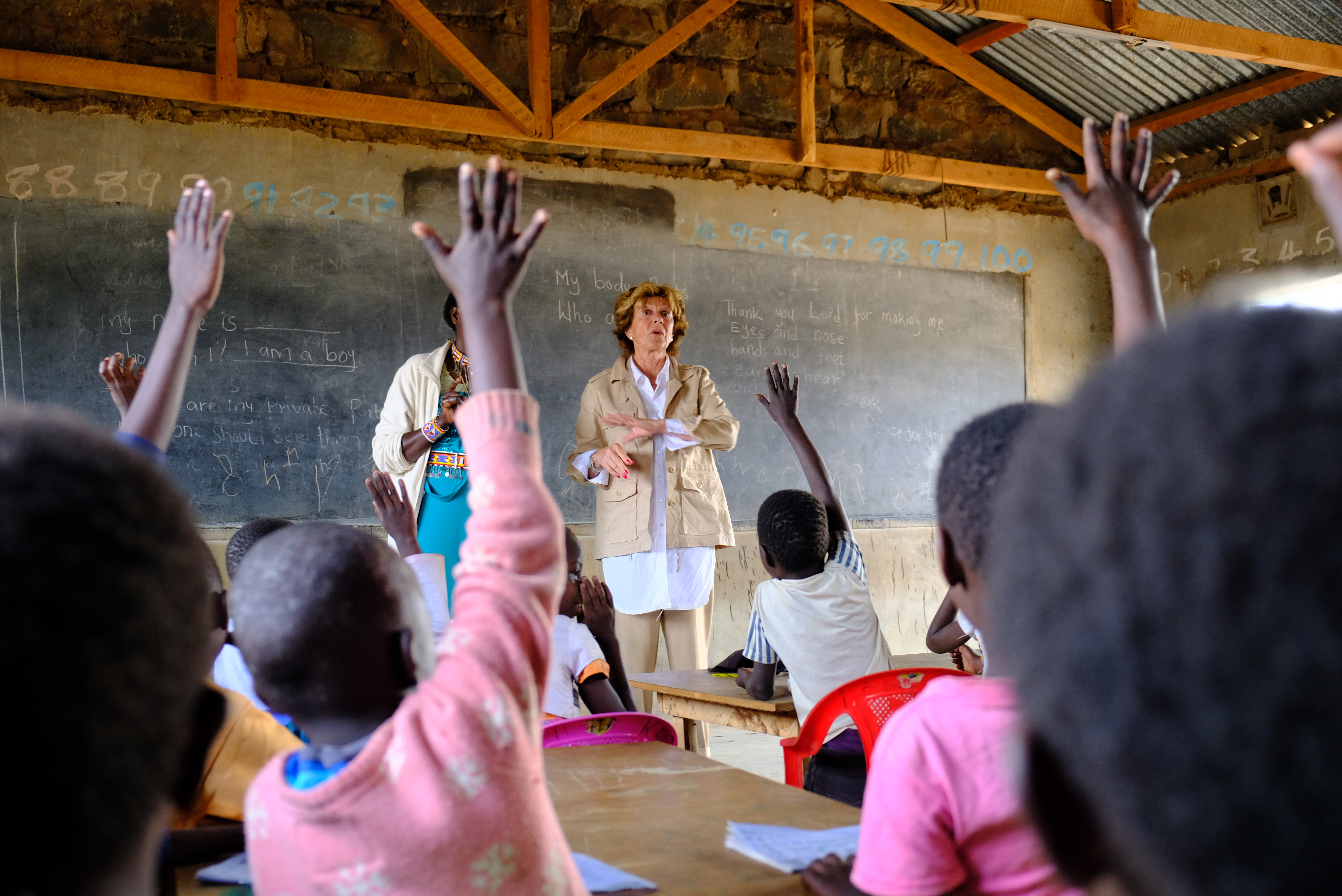 Neelie Kroes bij Masai in Kenia met Amref Flying Doctors - foto Joost Bastmeijer