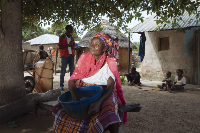 vrouw onder boom in nigeria