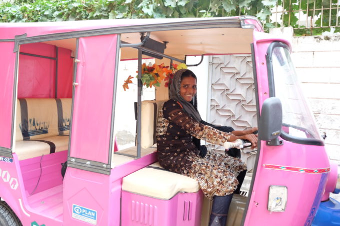 vrouw in roze riksja pakistan