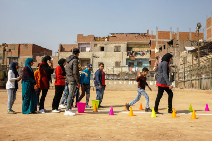 jongens en meisjes voetballen in Cairo