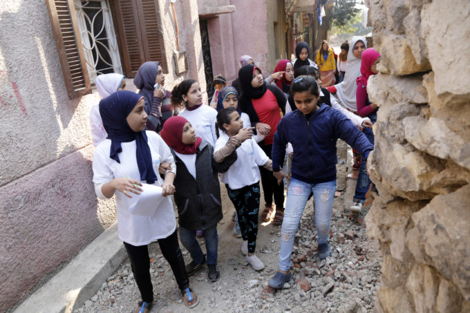 meisjes wandelen in Cairo