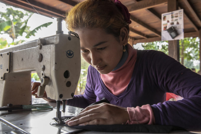 vrouw met naaimachine in cambodja
