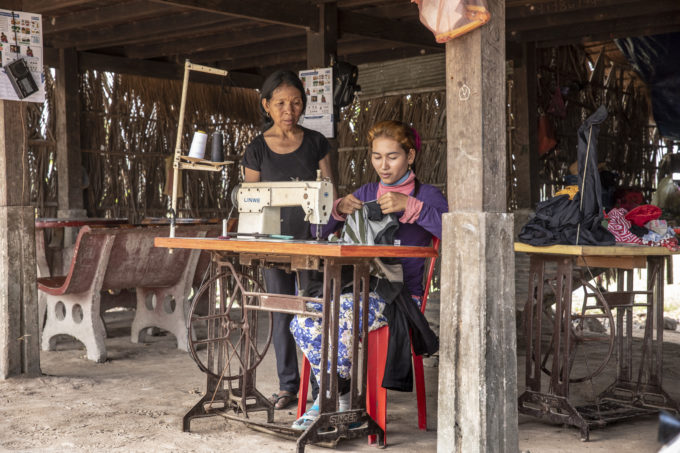 vrouwen in naaiatelier in cambodja