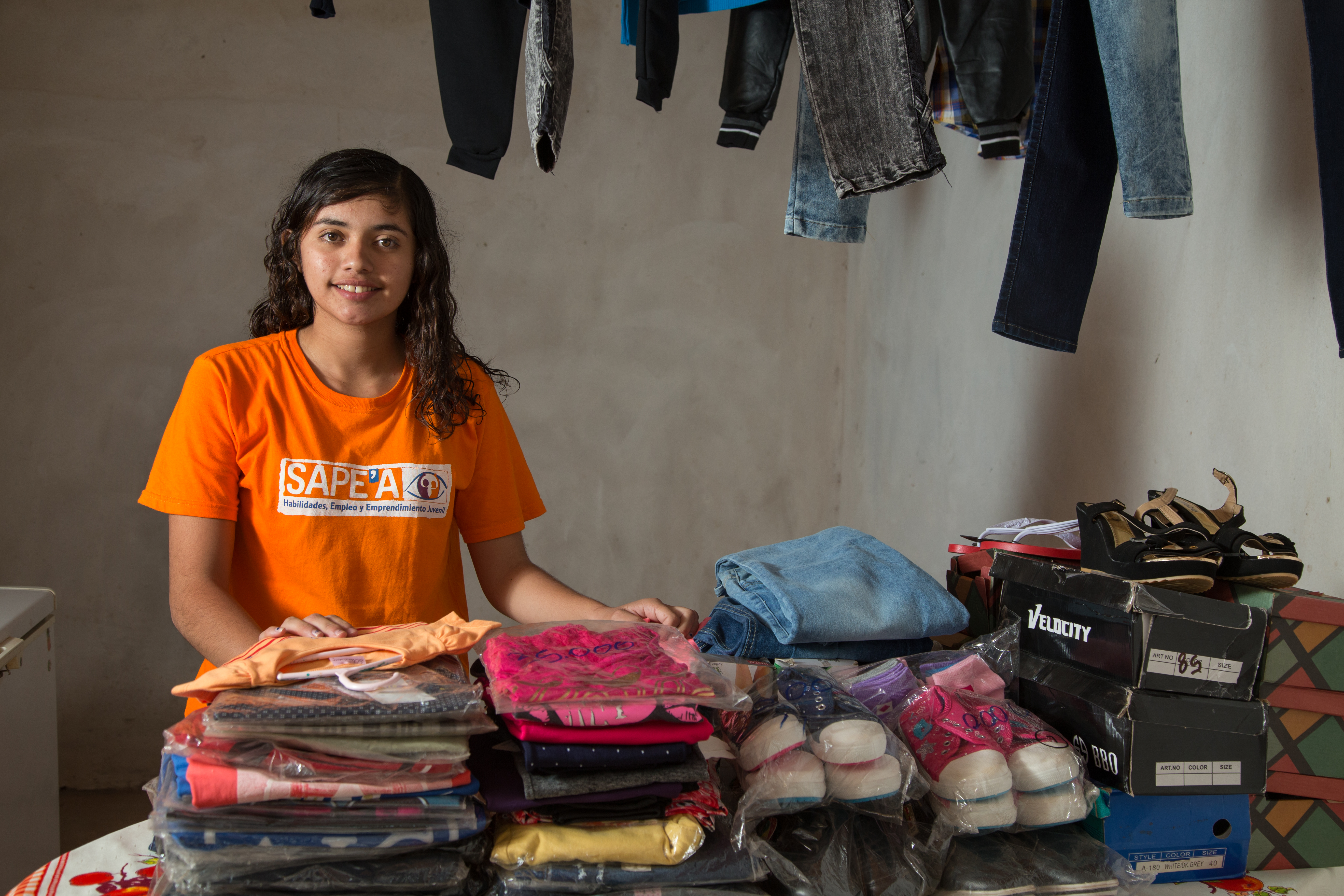 meisje verkoopt kleding in winkel