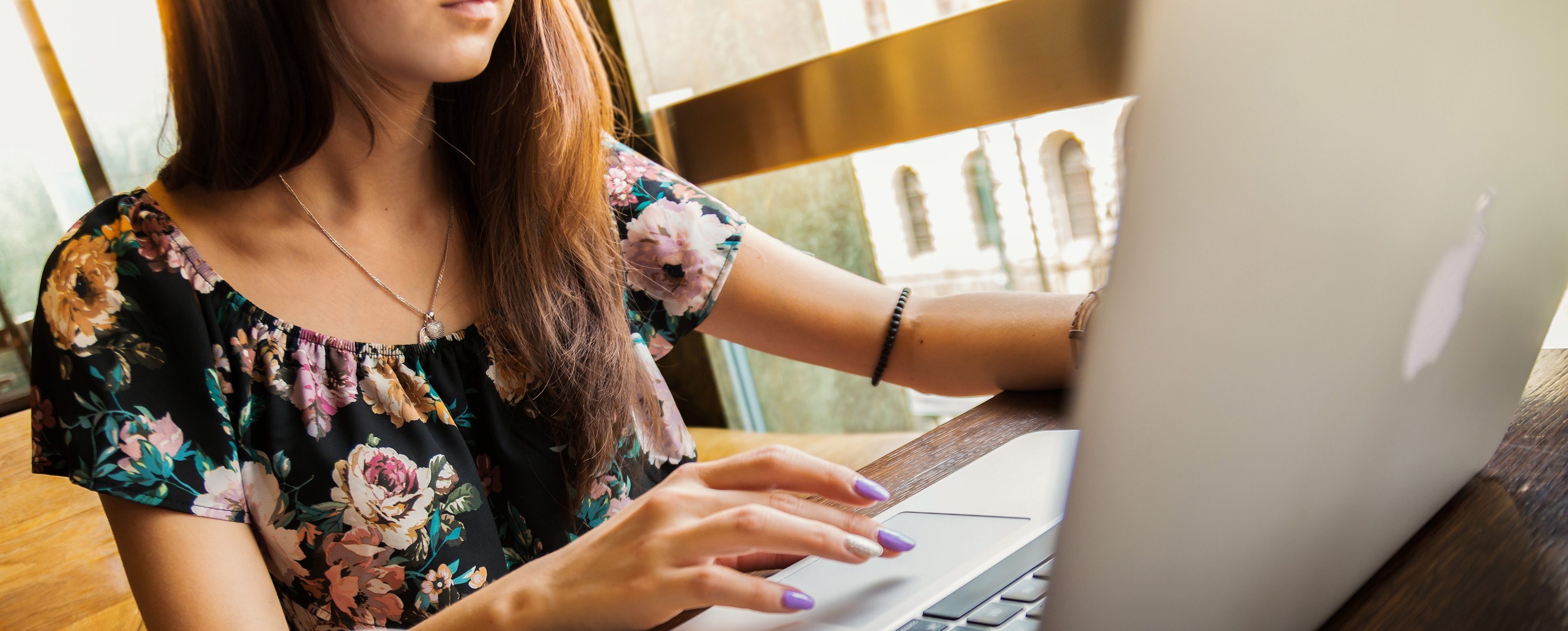 Meisje achter computer wordt seksueel uitgebuit