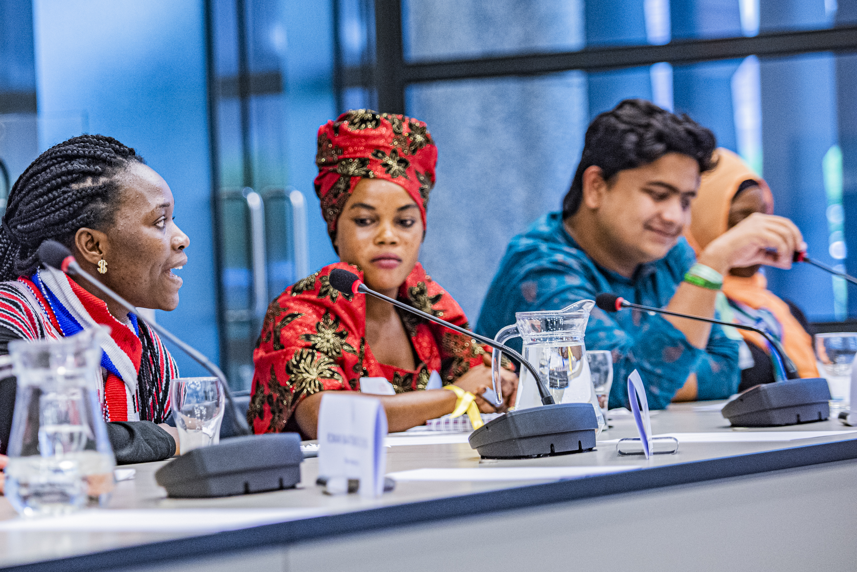 Youth advocates van de Girls Advocacy Alliance in de Tweede Kamer