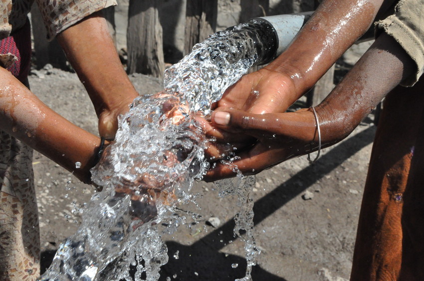 Kinderen wassen handen in Ethiopie