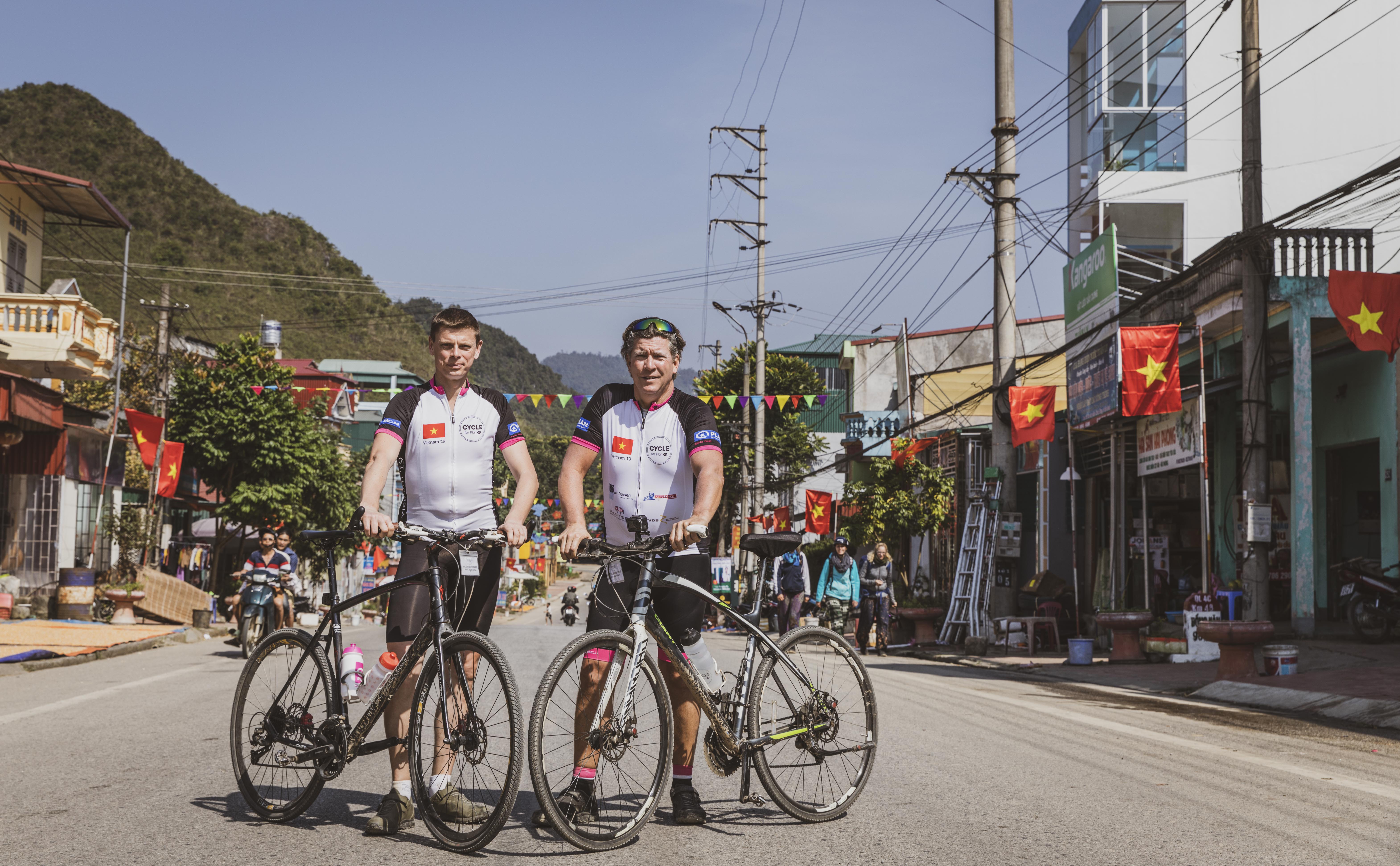 Cycle for Plan Vietnam Peter en Gerard (1)