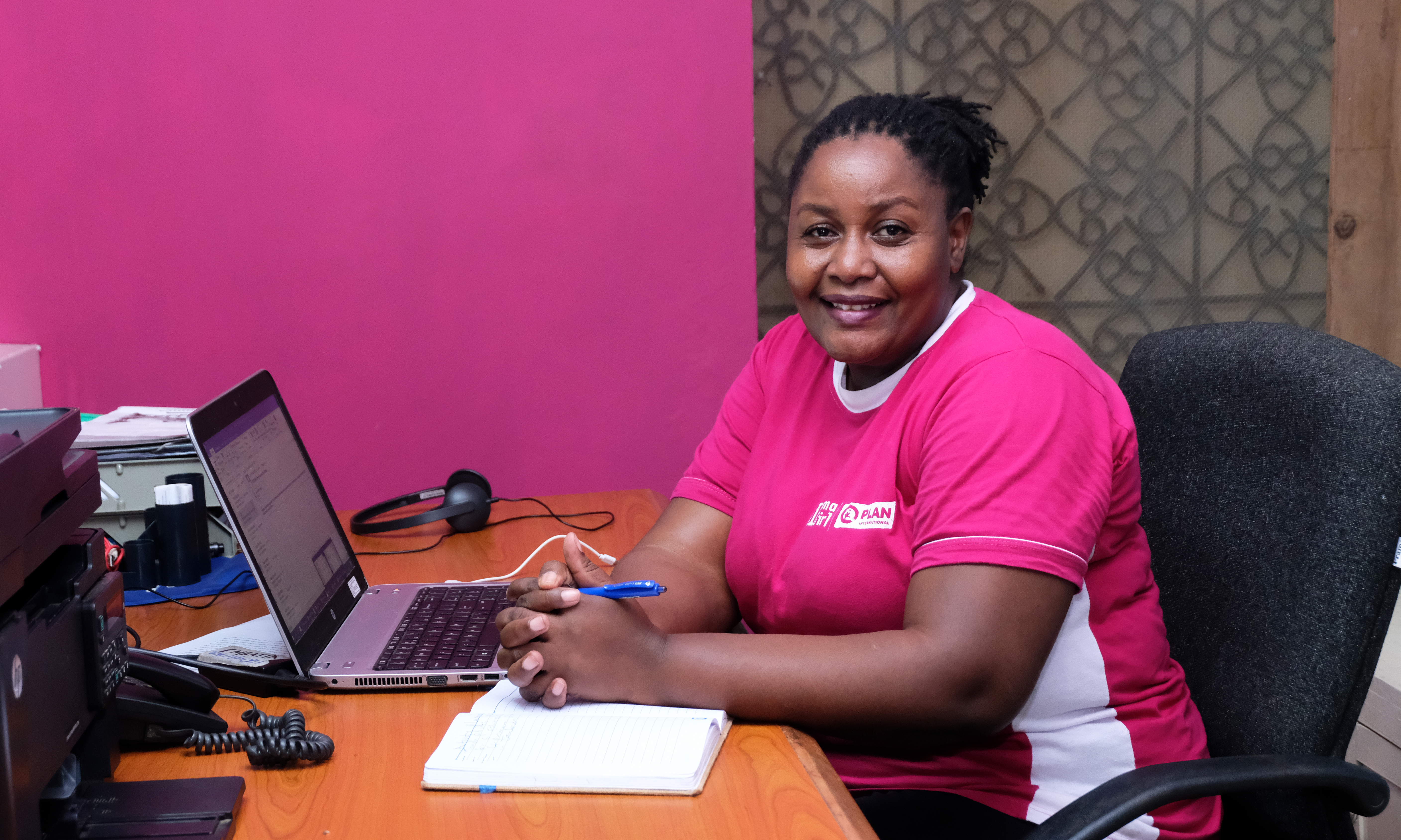 Faith aan haar bureau op het kantoor van Plan International Kenia
