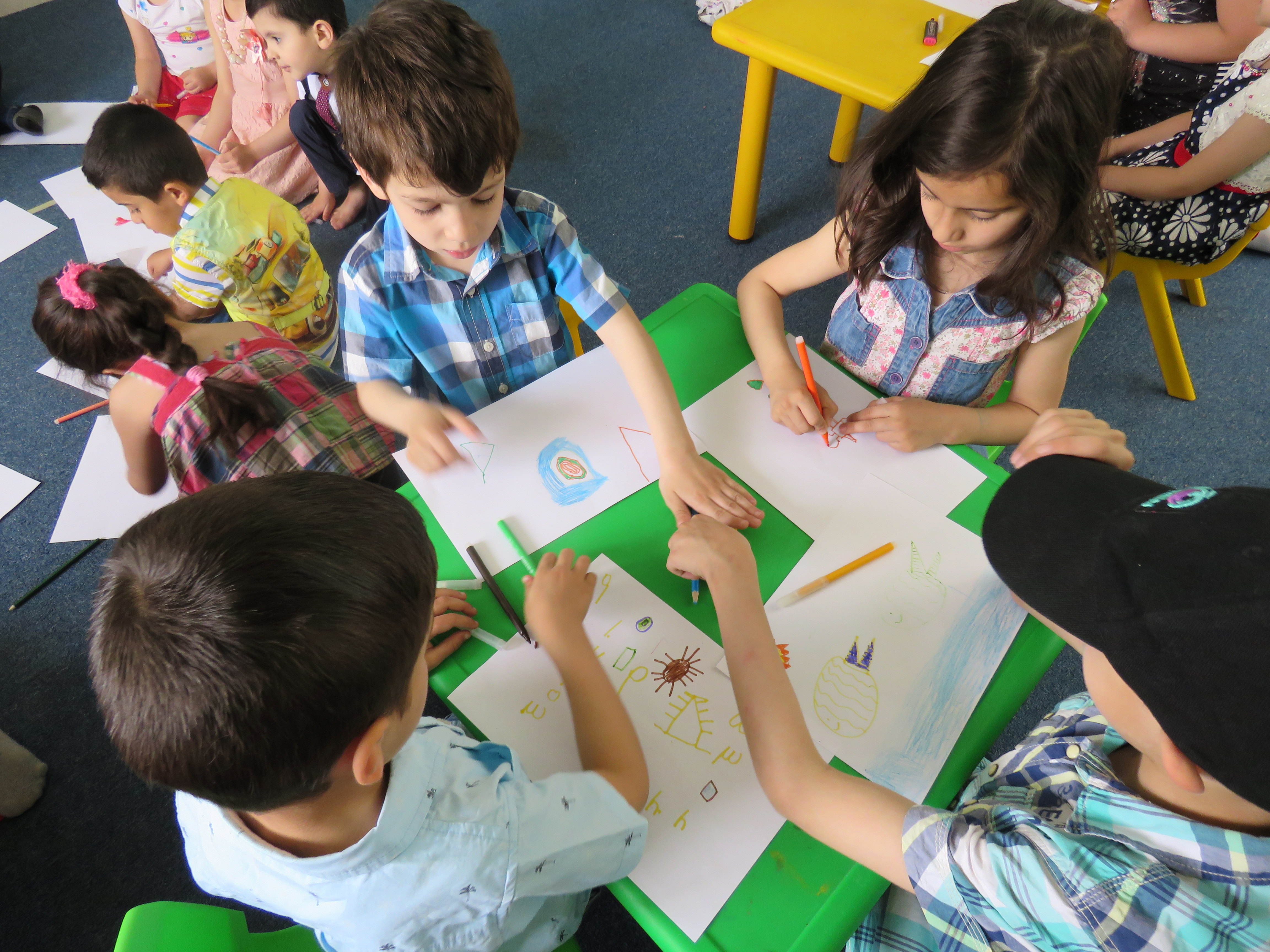 Kinderen tekenen aan een tafeltje