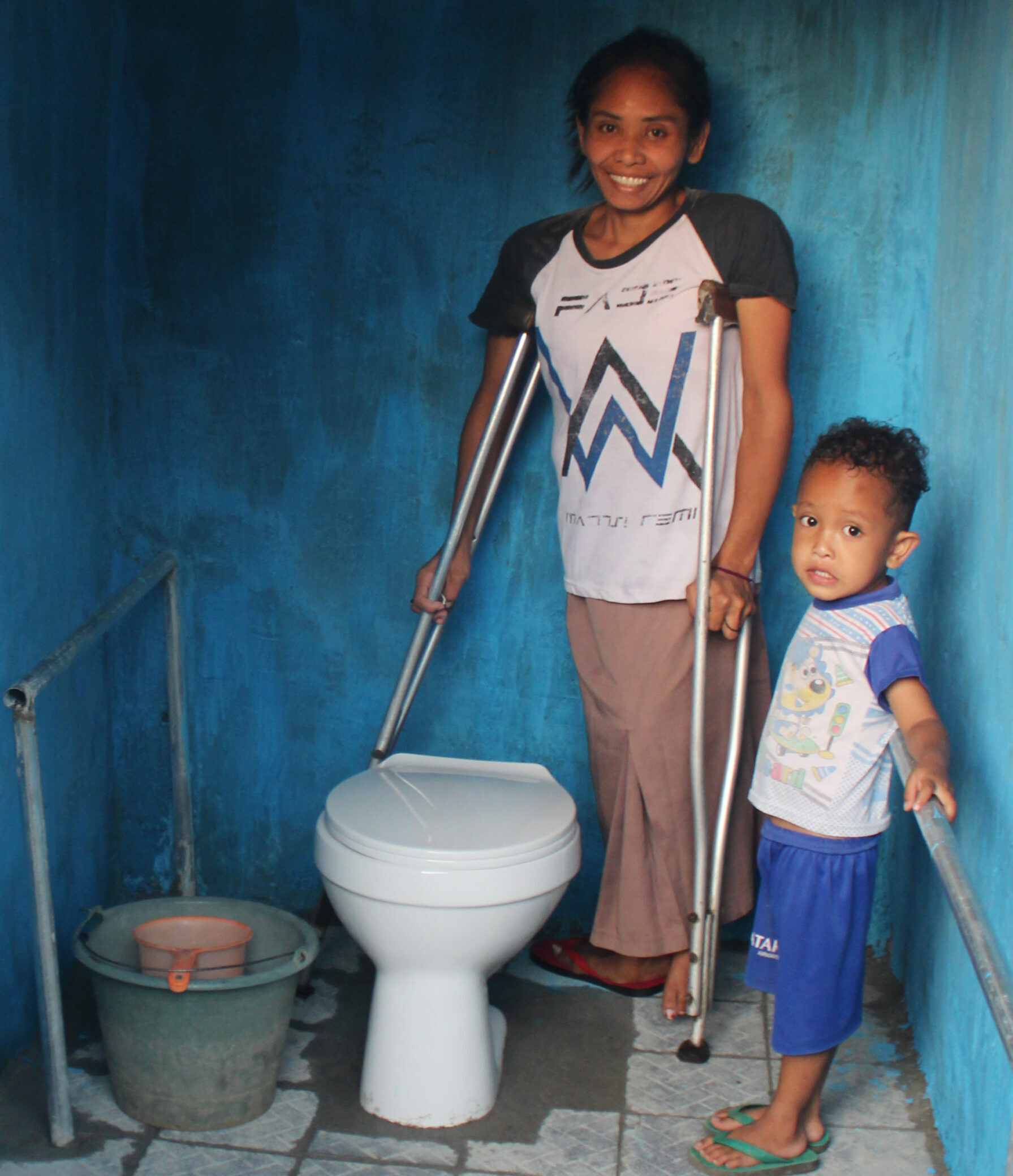 Adriana dan putranya di toilet