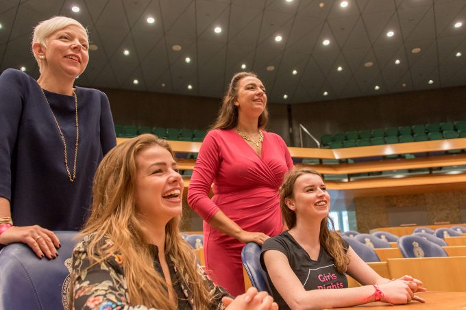 Dewy en Anna tijdens Wereldmeisjesdag girl take over Tweede Kamer